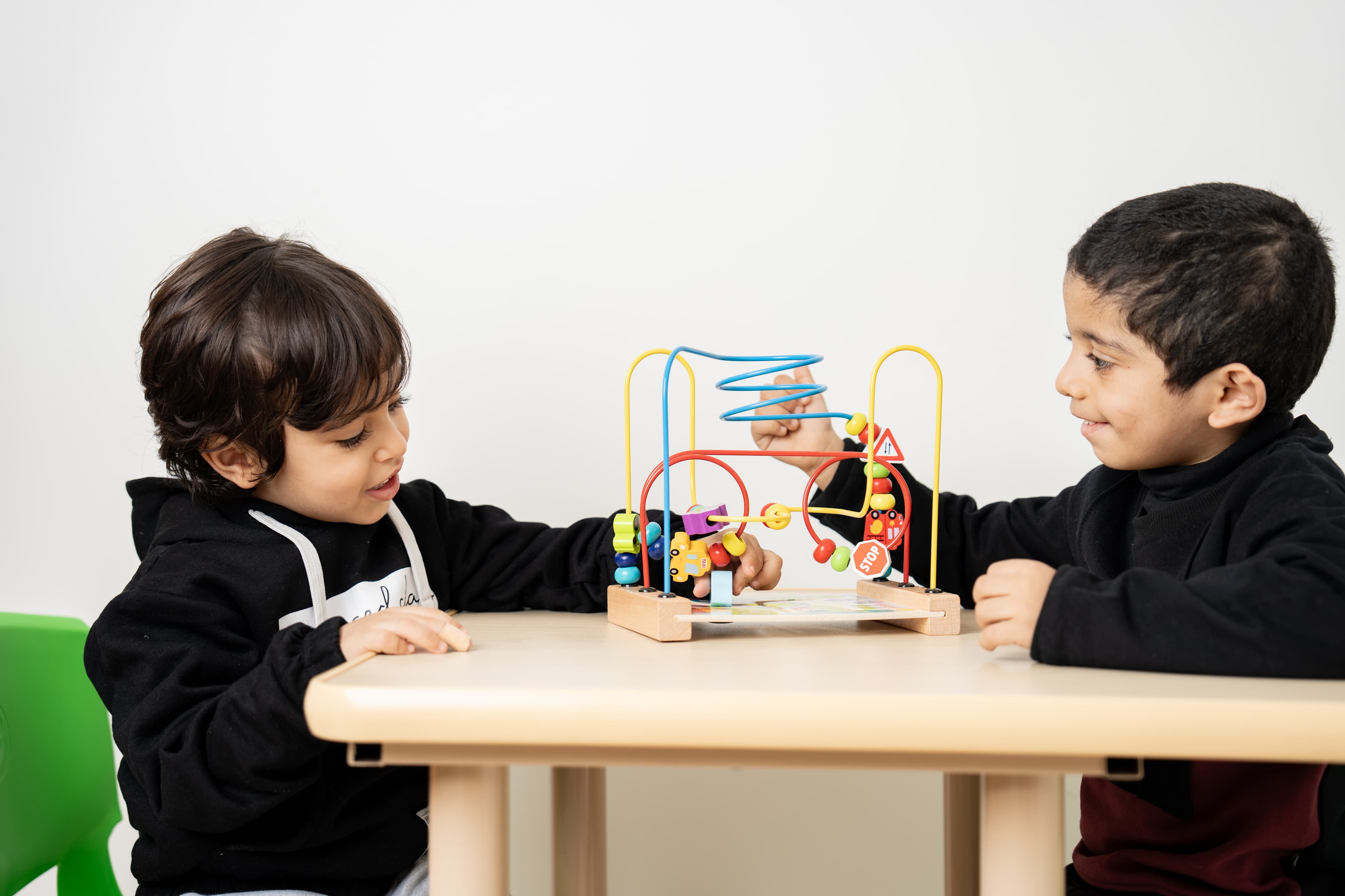 كيف أساعد طفلي ينظم مهامه اليومية ؟ إليكِ هذه الاستراتيجيات